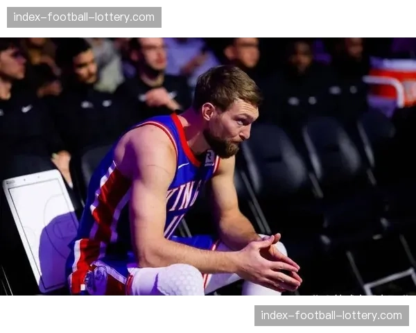 国王小萨博尼斯低位遭遇包夹,精准出球助球队外线火力全开 国王小萨博尼斯低位遭遇包夹,精准出球助球队外线火力全开